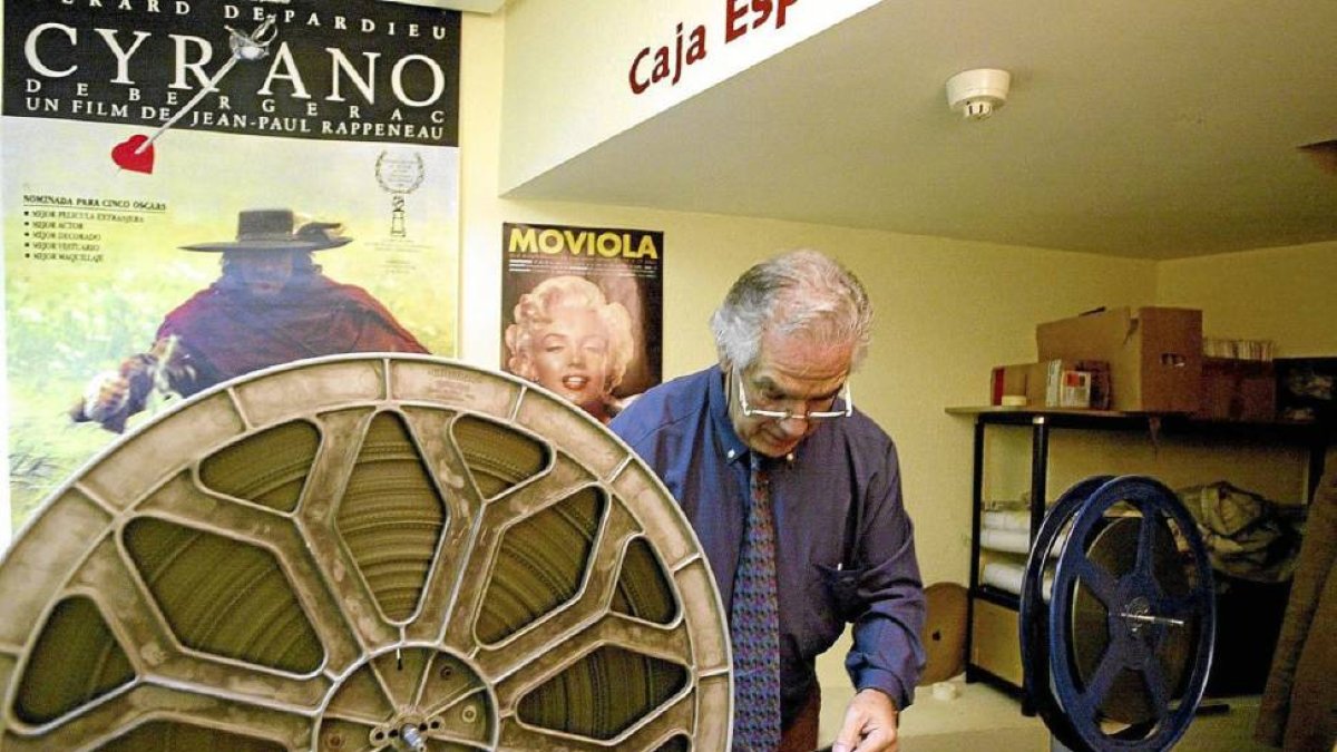 Un técnico manipula una película cedida por la Seminci para su proyección en la Filmoteca de Caja España-Ical