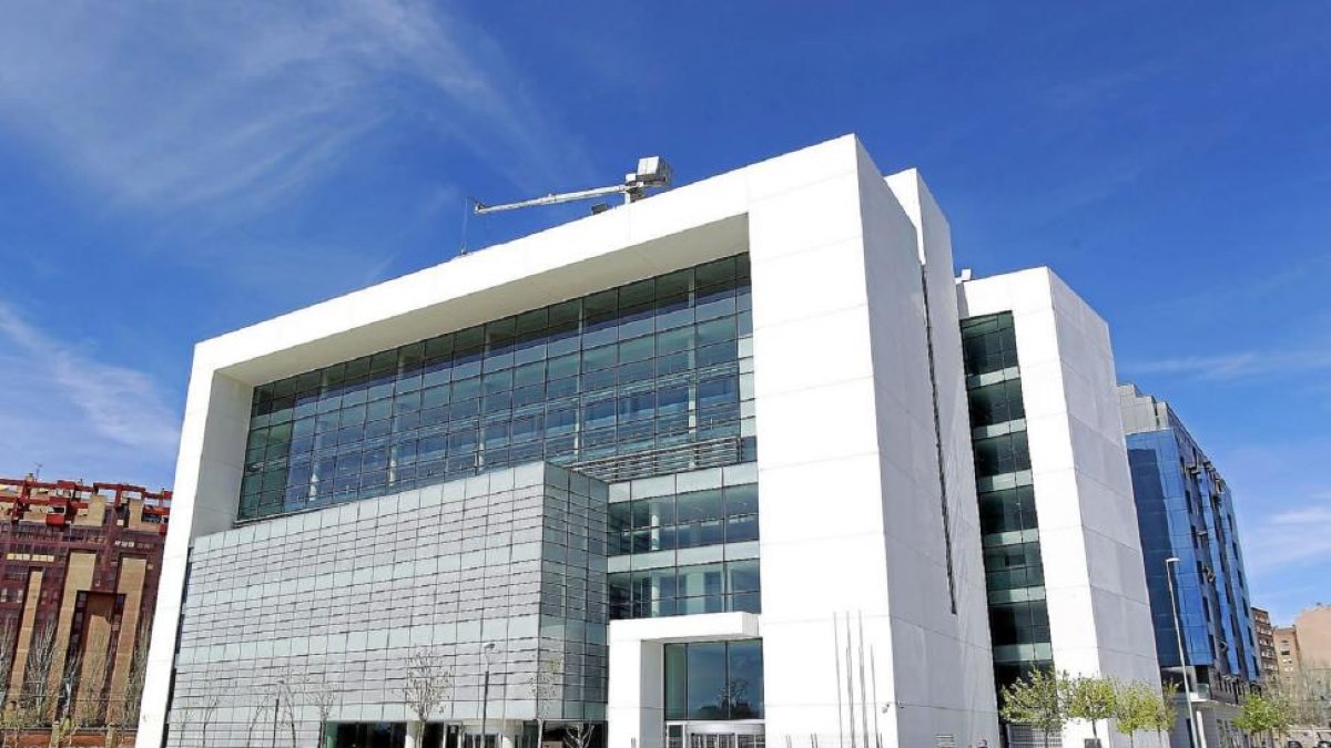 Edificio de la Seguridad Social en Valladolid.-J. M. LOSTAU