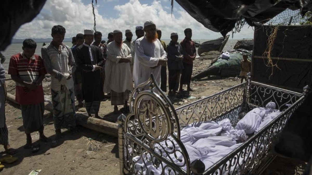 Funeral por cinco de los niños fallecidos en el nuevo hundimiento de una embarcación de rohingyas, en Coxs Bazar (Bangladés), el 9 de octubre.-GETTY IMAGES / PAULA BRONSTEIN