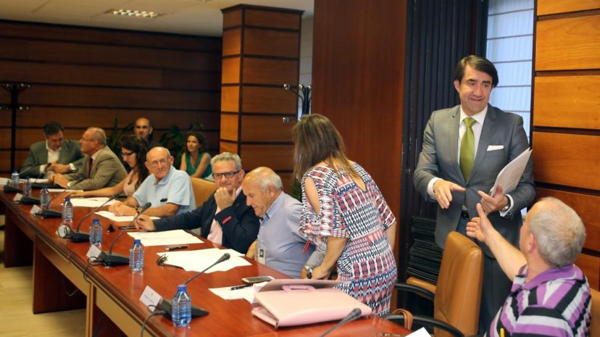 El consejero de Fomento y Medio Ambiente, Juan Carlos Suárez-Quiñones, presenta junto a 17 alcaldes el Programa de Alquiler Social en el Medio Rural-ICAL