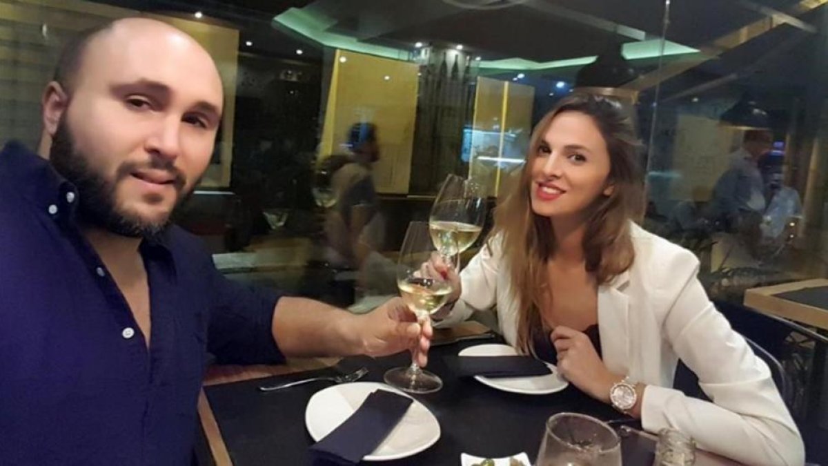 Kiko Rivera brinda con su novia, Irene Rosales.-INSTAGRAM