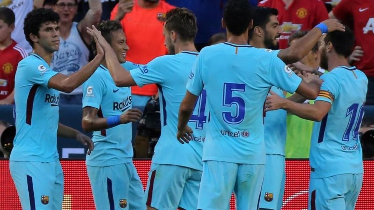 Los jugadores del Barça se felicitan tras el gol de Neymar con el que batieron al United en Washington. Los jugadores del Barça se felicitan tras el gol de Neymar con el que batieron al United en Washington.-CARLOS BARRIA