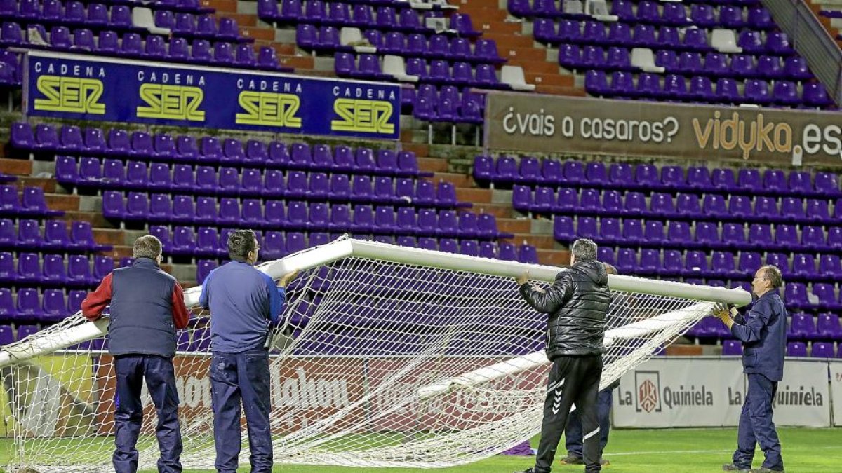 Empleados del Real Valladolid retiran una de las porterías tras finalizar el partido ante el Zaragoza-BALCAZA