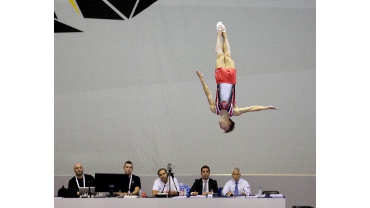 El vencedor final, Uladzislau Hancharou, durante su espectacular vuelo en Pisuerga.-MONTSE ÁLVAREZ