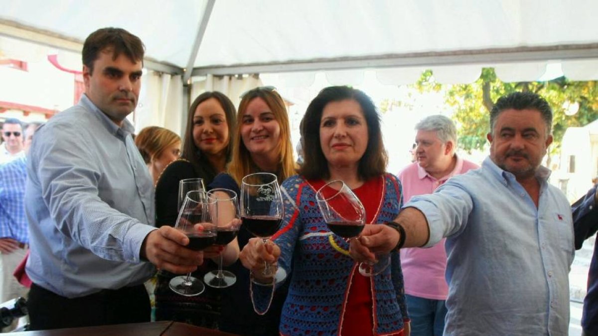El recién elegido alcalde de Cacabelos (León), Sergio Álvarez (I), junto a la presidenta del Consejo Regulador de la D.O. Vinos del Bierzo, Misericordia Bello (2D), junto a otras autoridades, durante la inauguración de la XX Edición de la Feria del Vino d-Ical