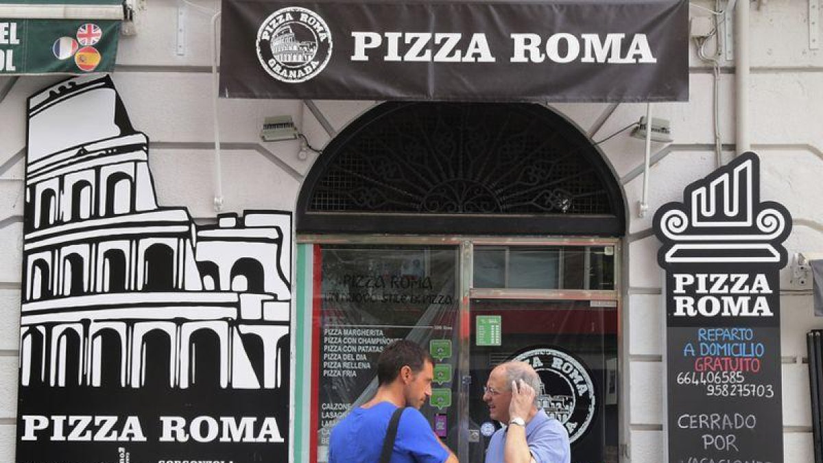 Fachada de la pizzería que regentaba Ana Huete junto a su pareja, en Granada.-EFE / PEPE TORRES