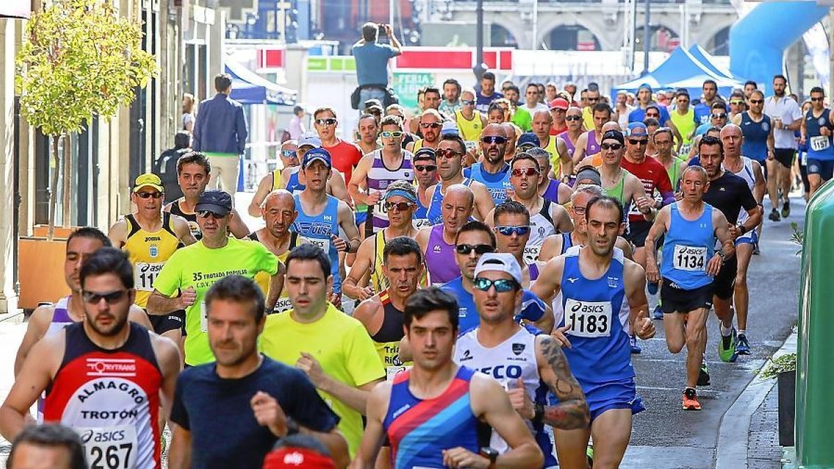 Los participantes en la Trotada Popular, tras la salida en la Plaza Mayor.-J. M. LOSTAU