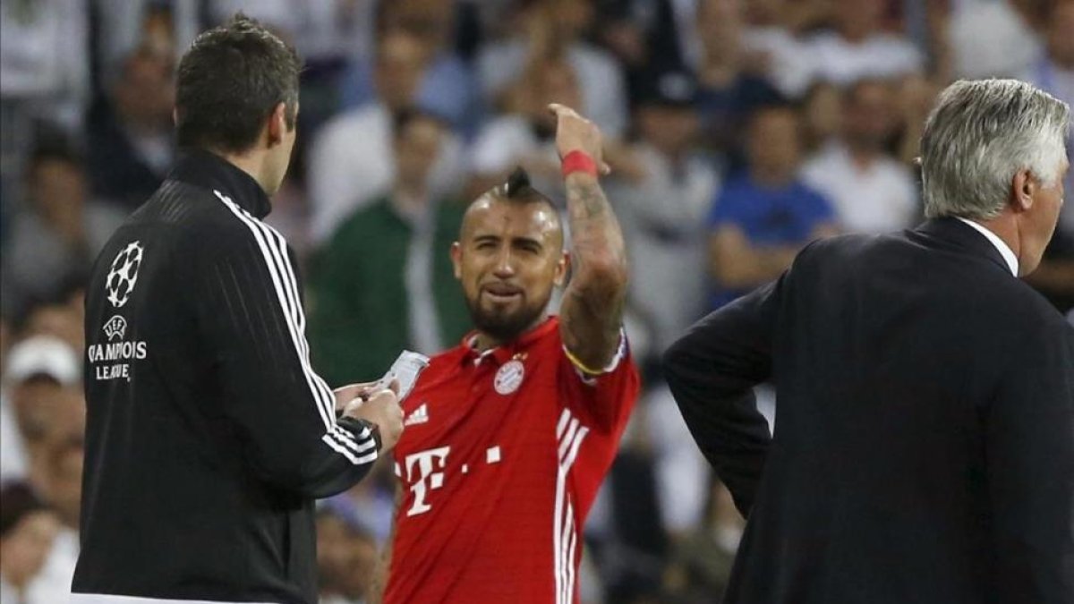 Arturo Vidal se lamenta tras ser expulsado del encuentro contra el Real Madrid.-EFE