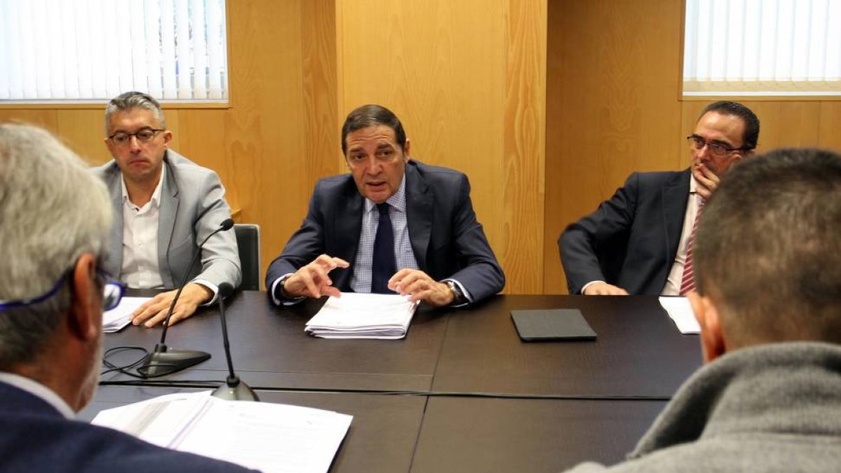 El consejero de Sanidad, Antonio María Sáez Aguado, preside la primera reunión del Comité Asesor para la gestión de la Enfermedad por Virus de Ébola-Ical