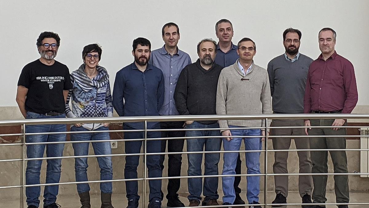Investigadores participantes en la creación de un explorador forestal.-EL MUNDO