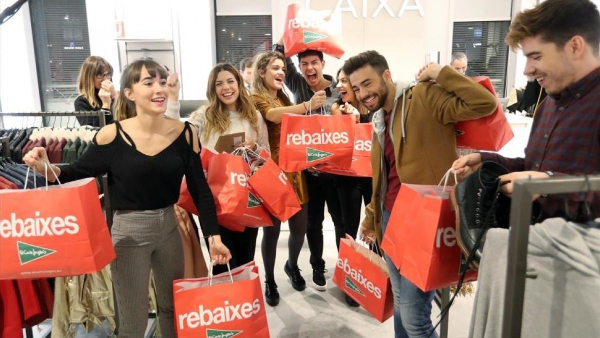 Los concursantes de Operación Triunfo, con las compras realizadas tras haber pasado una hora con la Planta Joven de El Corte Inglés de la plaza de Catalunya cerrada para ellos solos.-/ JOSÉ IRÚN