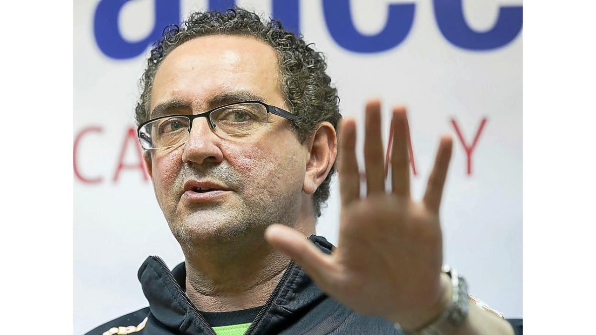 Miguel Ángel Peñas, ayer, durante la rueda de prensa en Huerta del Rey.-PABLO REQUEJO