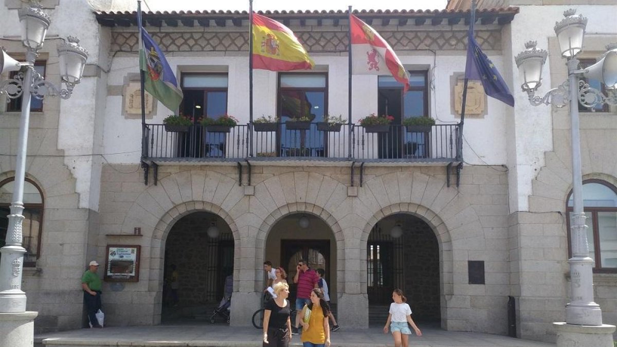 La presidenta de PACMA, Silvia Barquero, y la portavoz, Laura Duarte, salen de su reunión con el alcalde de El Espinar, Javier Figueredo-EUROPA PRESS