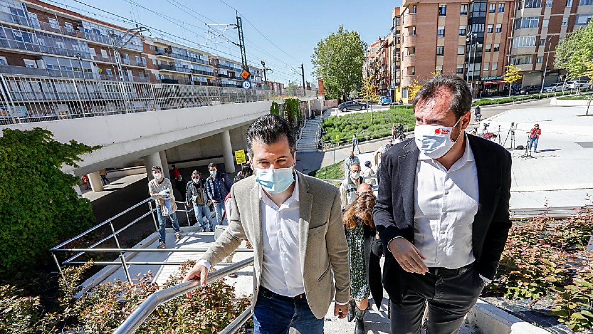Luis Tudanca y Óscar Puente durante su visita al entorno de la plaza Rafael Cano, ayer. / J.M. LOSTAU