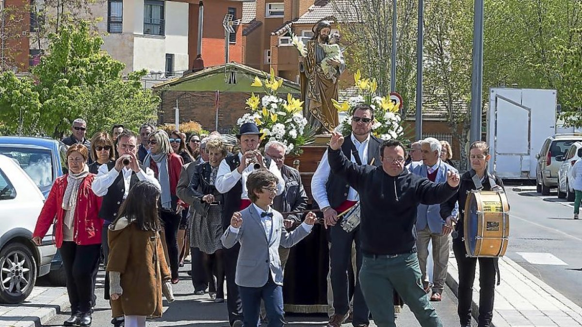 Los cabezoneros acompañan a San José durante la procesión al compás del folclore.-P. REQUEJO (PHOTOGENIC)