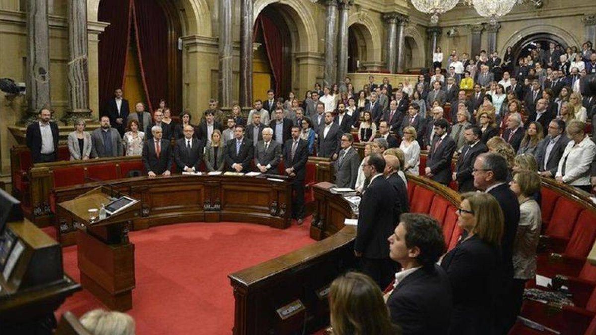 Minuto de silencio en el Parlament en homenaje a las víctimas del accidente de Germanwings, el pasado 15 de abril.-Foto: FERRAN SENDRA