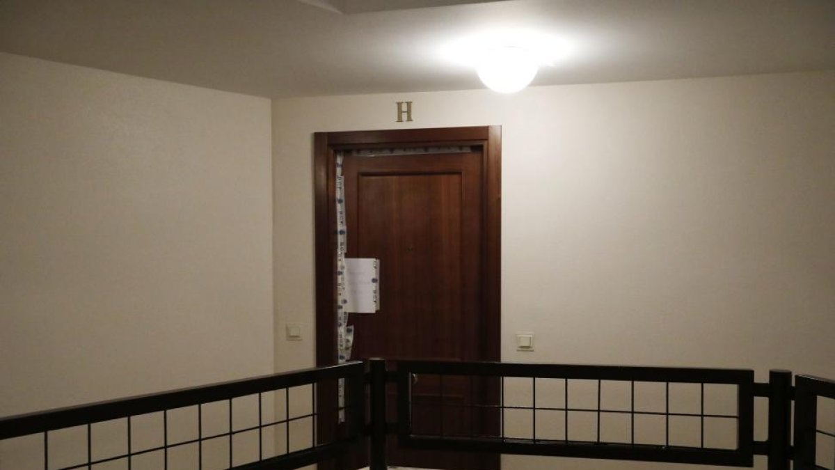 Puerta del domicilio en el que apareció el cuerpo de la madre del presunto parricida.-J.M. LOSTAU