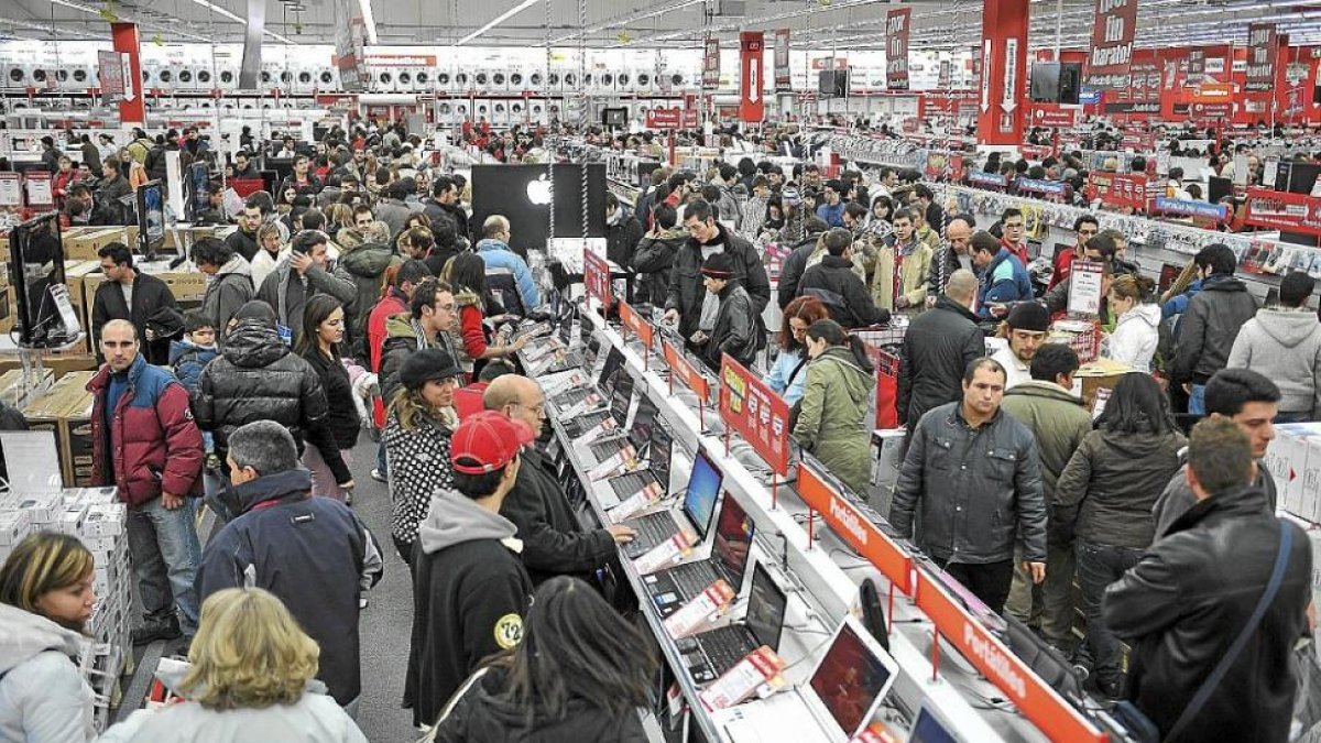 Interior de MediaMarkt durante la noche de su inauguración en el centro Equinoccio de Zaratán, el 16 de diciembre de 2009, a las cero horas.-EL MUNDO