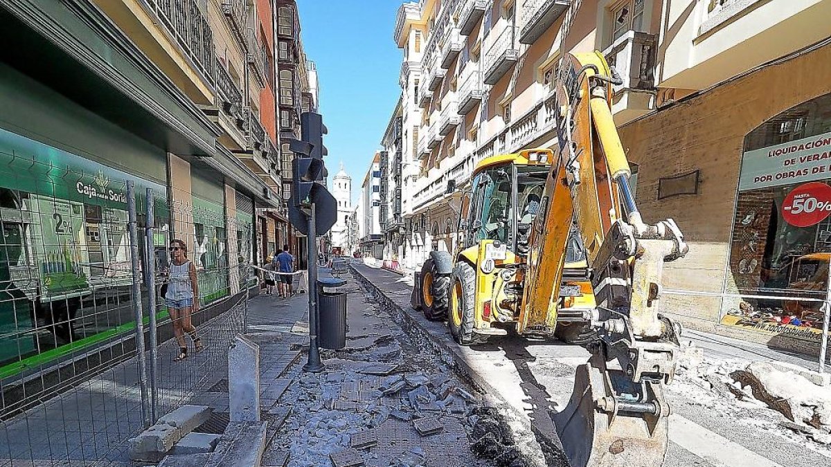Obras en la calle Regalado para igualar el nivel de la calzada y la acera.-P. REQUEJO / PHOTOGENIC