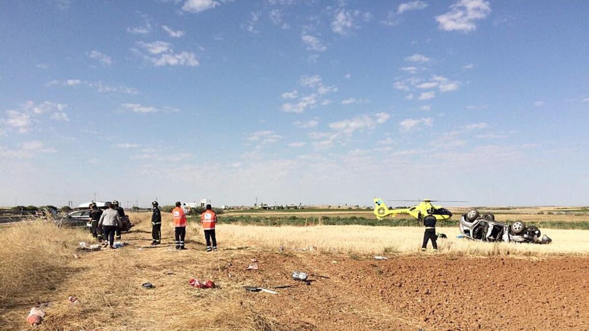 Accidente de tráfico en la A-62 entre dos vehículos.-ICAL