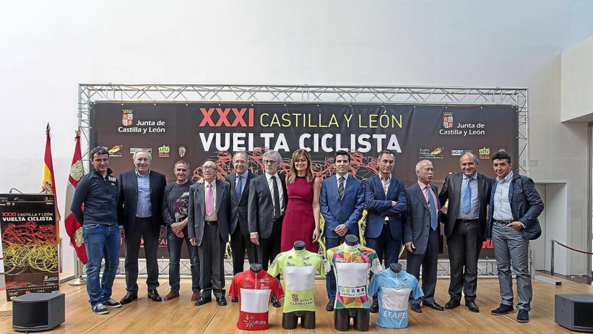 De izquierda a derecha, Santi Blanco, Javier Minguez, Ángel Arroyo, Julio Jiménez, José Luis López Cerrón, Javier Ares, Mónica Marchante, Alfonso Lahuerta, Lale Cubino, Roberto Coca, Carlos Pereiro y Carlos Sastre, ayer en la presentación de la Vuelta.-J.C. CASTILLO