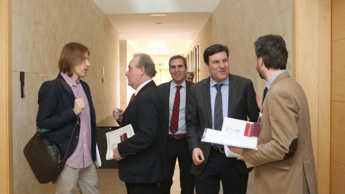Los portavoces de los diferentes grupos parlamentarios, antes de la reunión sobre la reforma del Estatuto en las Cortes de Castilla y León-ICAL
