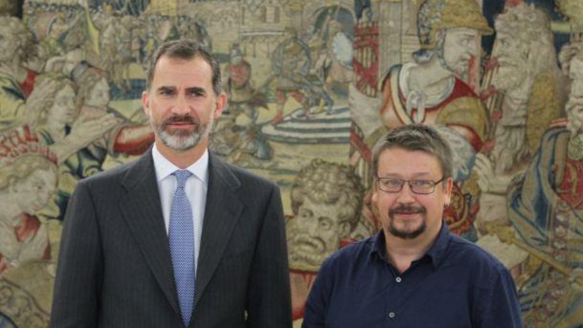 Don Felipe junto al representante de En Comú Podem-Guayem el Canvi, Francesc Xavier Domènech Sampere-EL MUNDO