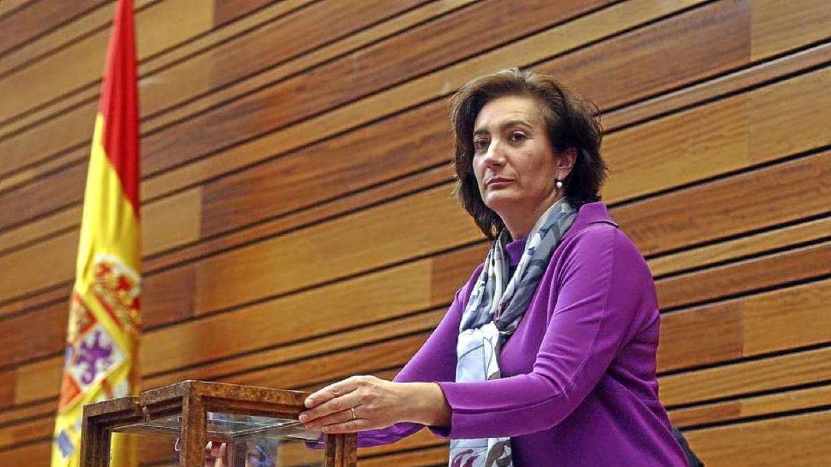 La presidenta de las Cortes en la última legislatura, Josefa García Cirac, prepara una urna.-ICAL
