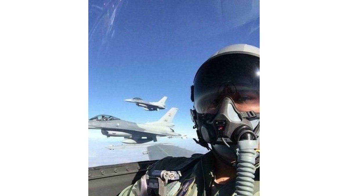 Selfi de un piloto de combate iraquí antes de bombardear Mosul.-EL PERIÓDICO