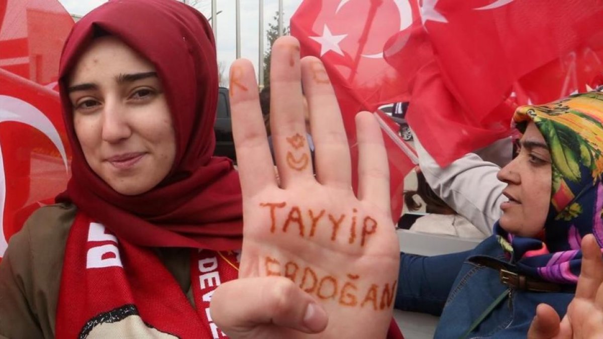 Seguidores de Erdogan esperan su llegada en el aeropuerto de Ankara.-REUTERS