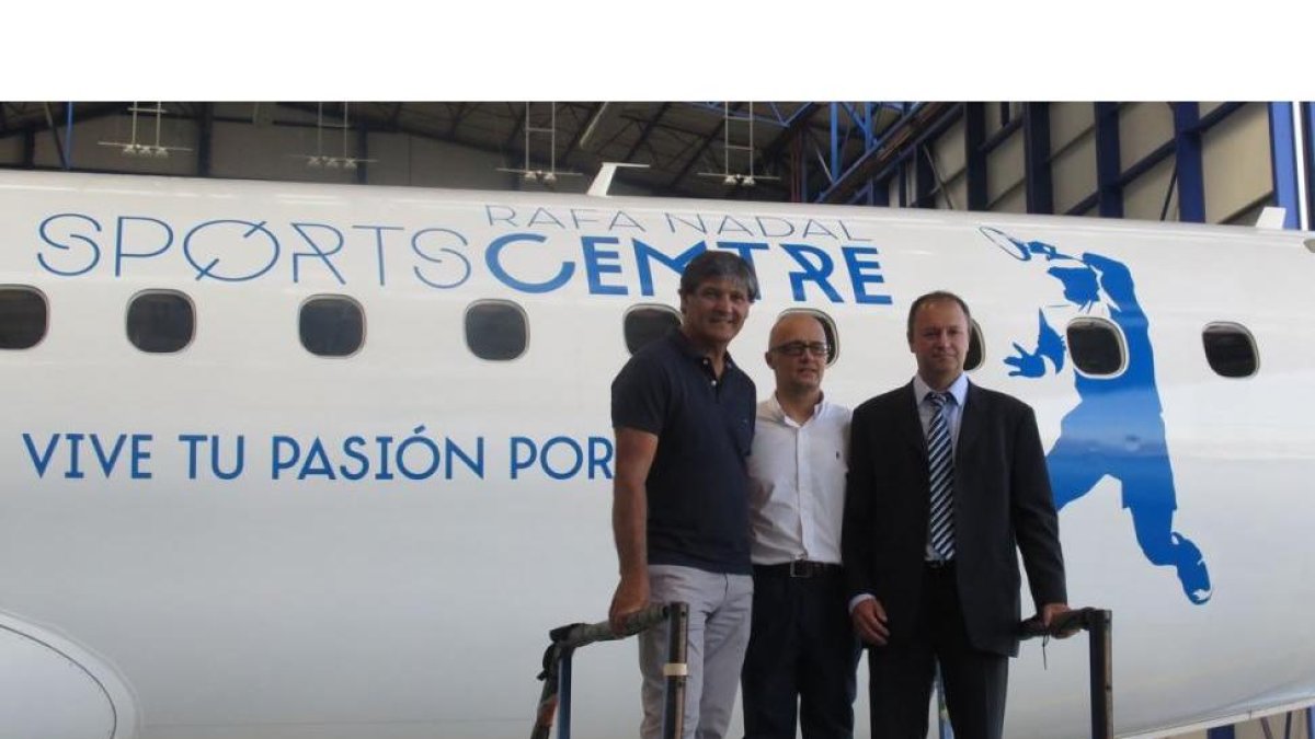 Toni Nadal posa junto a Richard Clark, director comercial de Air Europa, y Victor Barreira, CEO del Rafa Nadal Sports Centre.-EMILIO PÉREZ DE ROZAS