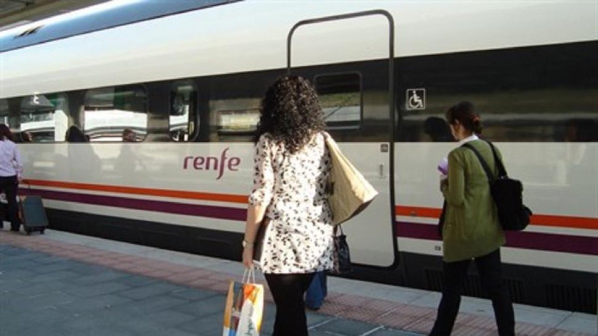Imagen de tren en una estación.-EUROPA PRESS