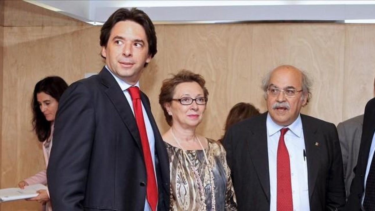 Percival Manglano, en su etapa de consejero de Hacienda de Madrid, con sus homólogos Carmen Martínez (Andalucía) y Andreu Mas-Colell (Catalunya), en el 2012.-EFE