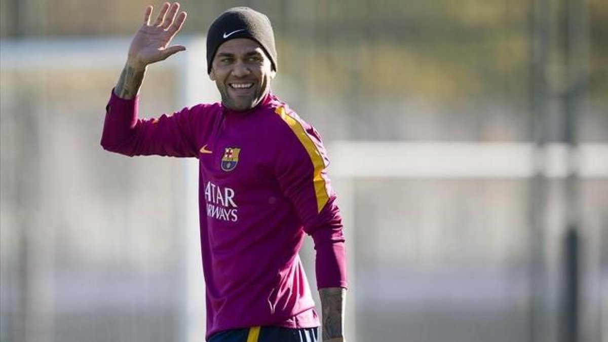 Dani Alves saluda en un entrenamiento en Sant Joan Despí.-JORDI COTRINA