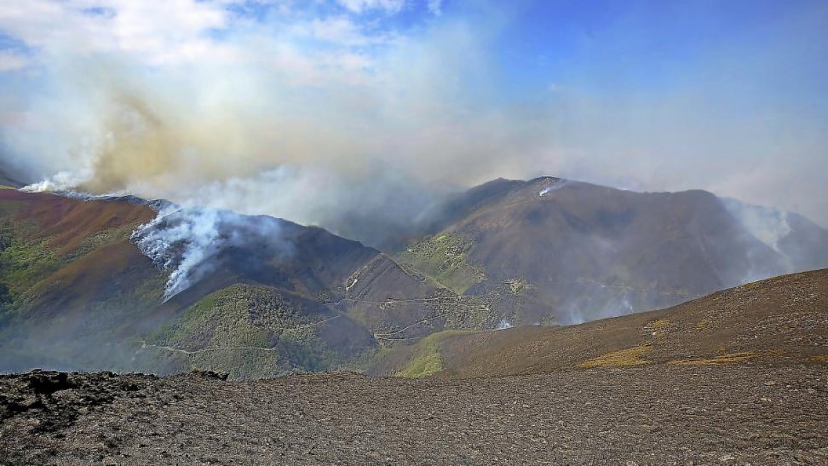 Incendio en la localidad de Bouzas (León).-ICAL