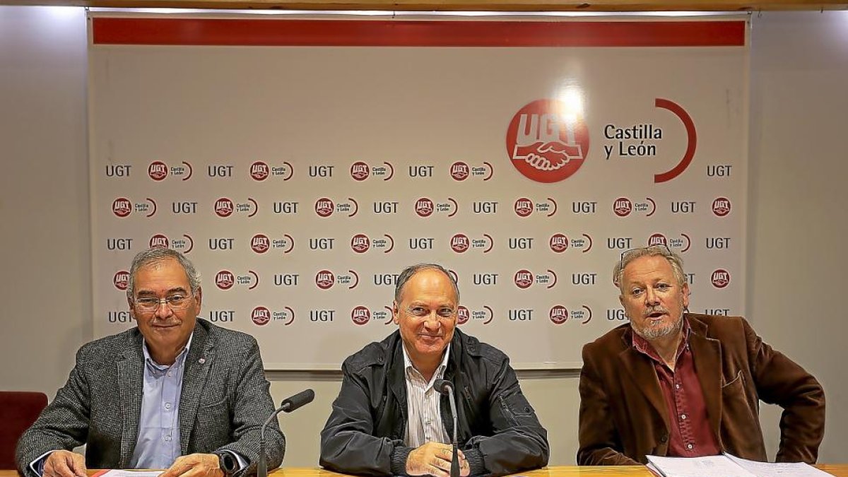 Evelio Angulo, Faustino Temprano y Pablo Quindós, en un momento de la rueda de prensa.-ICAL