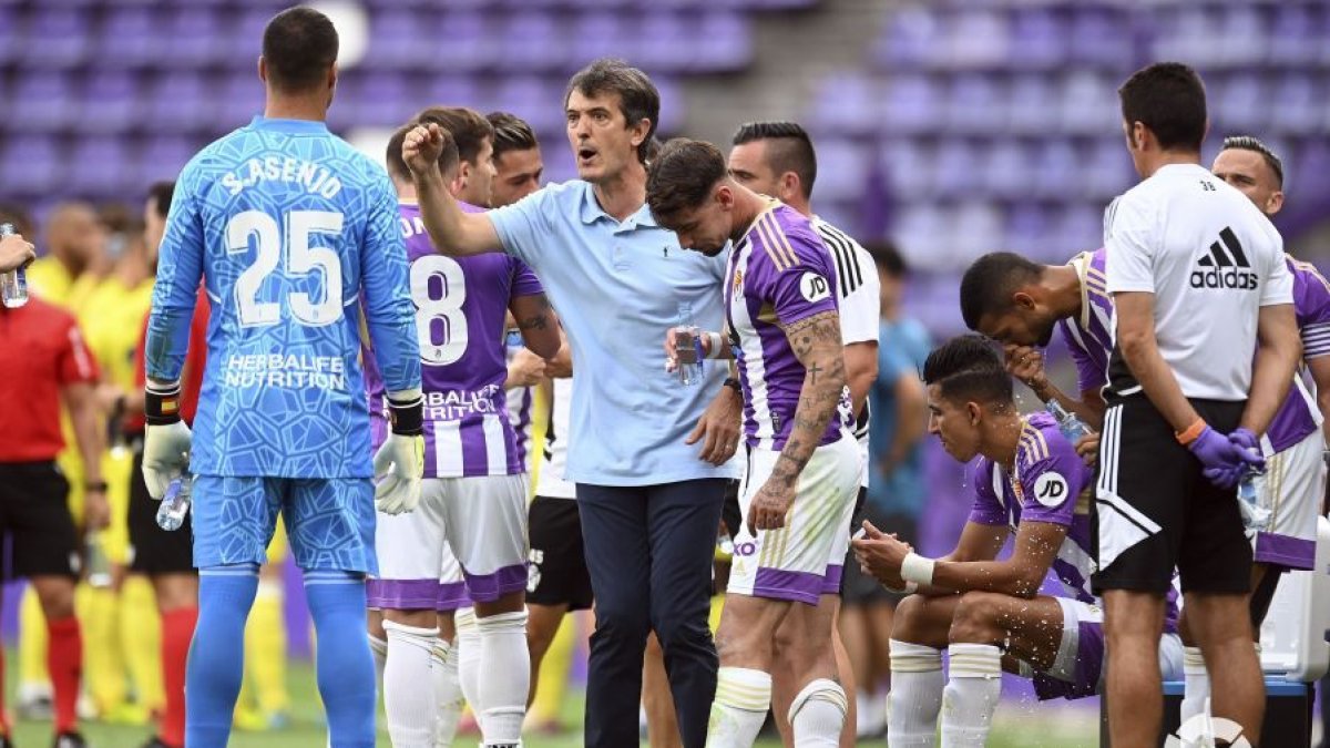 Pacheta realiza una corrección a Asenjo en la pausa de hidratación. / LA LIGA