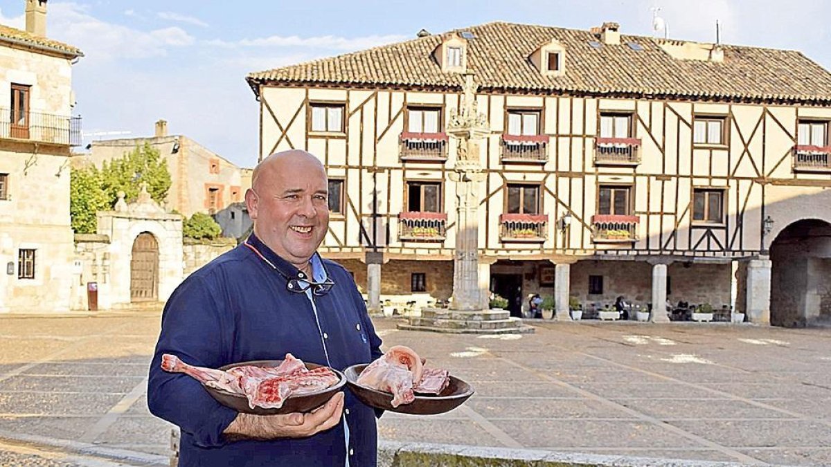 Óscar Garía, ‘Salaverri’, en la Plaza Mayor de Peñaranda de Duero.-