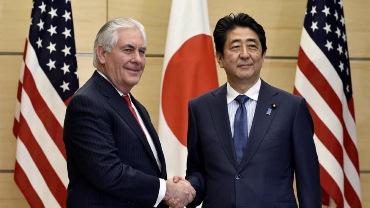 El secretario de Estado de EEUU, Red Tillerson, (izquierda), y el primer ministro japonés Shinzo Abe.-FRANCK ROBICHON