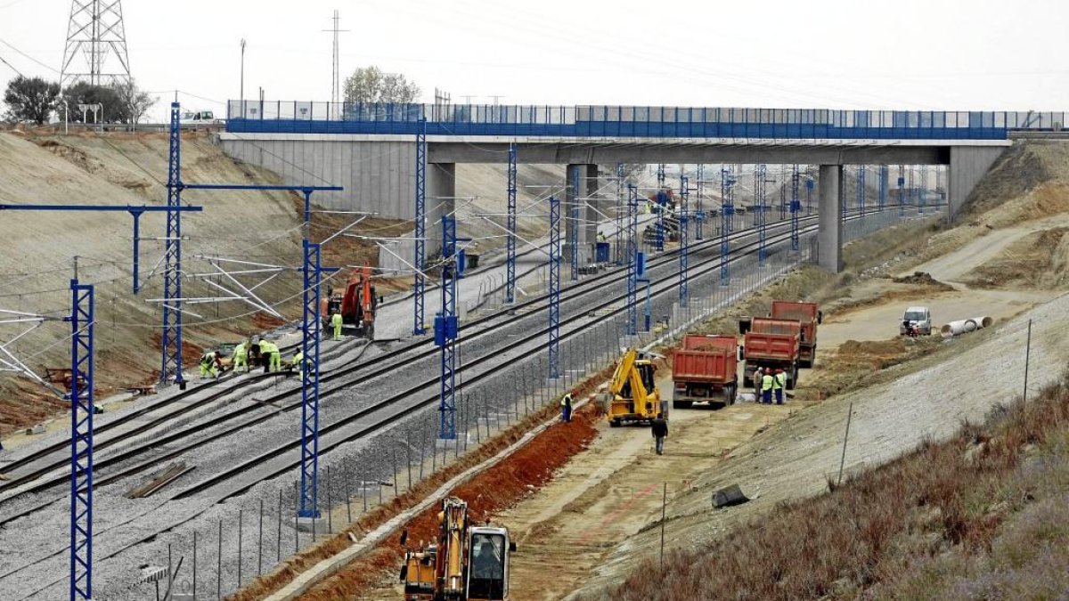 Obras de alta velocidad del tren AVE a su paso por la localidad de Olmedo, en una imagen de archivo.- E.M.