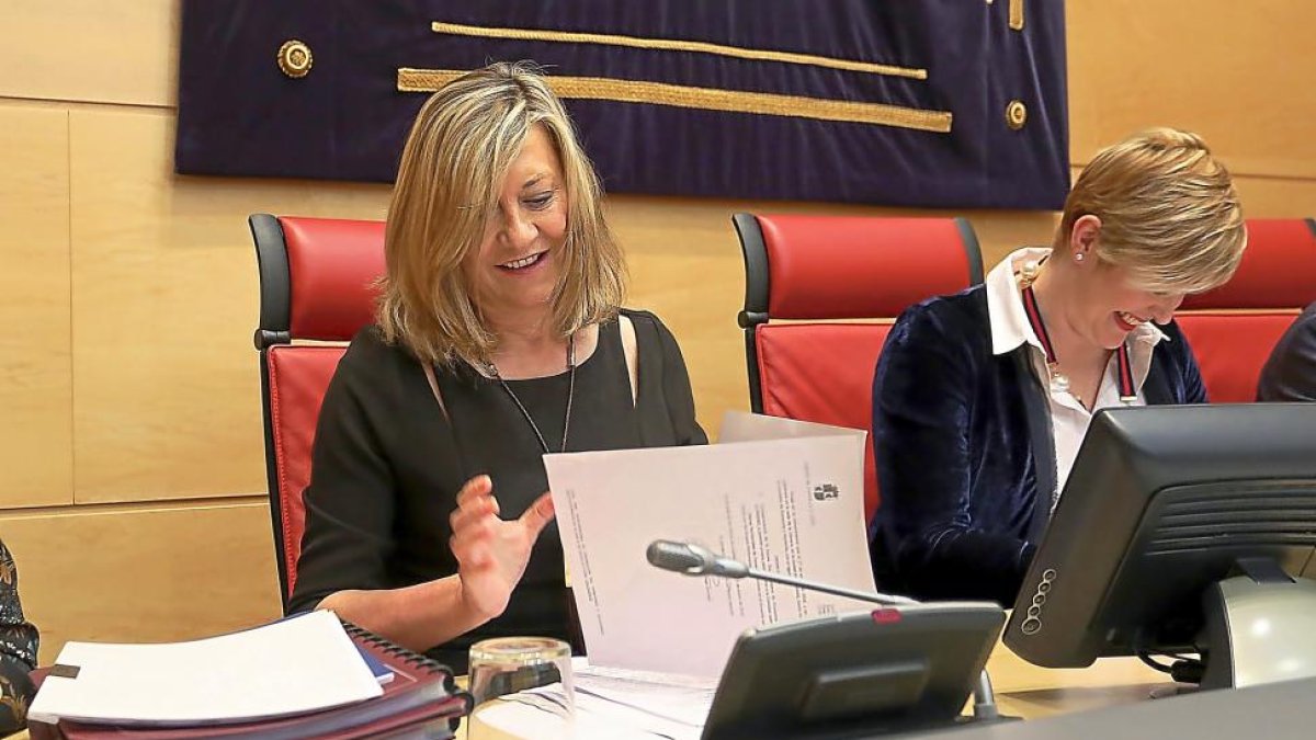 Pilar del Olmo e Irene Cortés, ayer, en la comisión de Economía y Hacienda de las Cortes.-ICAL