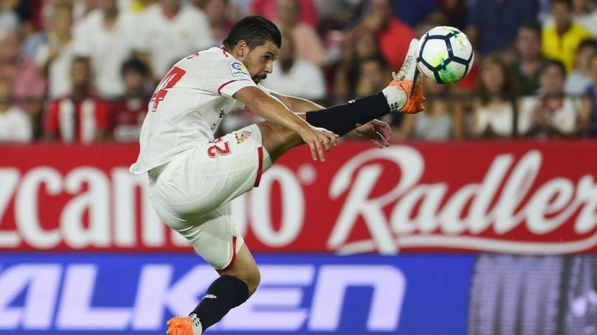 Nolito chuta el balón de forma acrobática en el Sánchez Pizjuán.-AFP / CRISTINA QUICLER