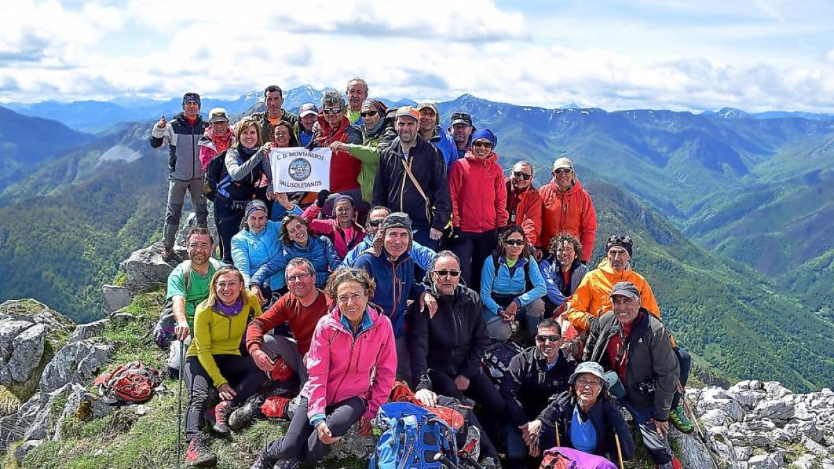 Varios componentes del Club Montañeros de Valladolid posan con la bandera en la cima Peña Prieta en la Cordillera Cantábrica.-EL MUNDO