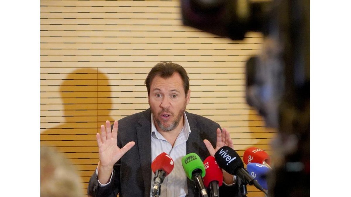 Óscar Puente atiende a los medios tras una rueda de prensa. -ICAL