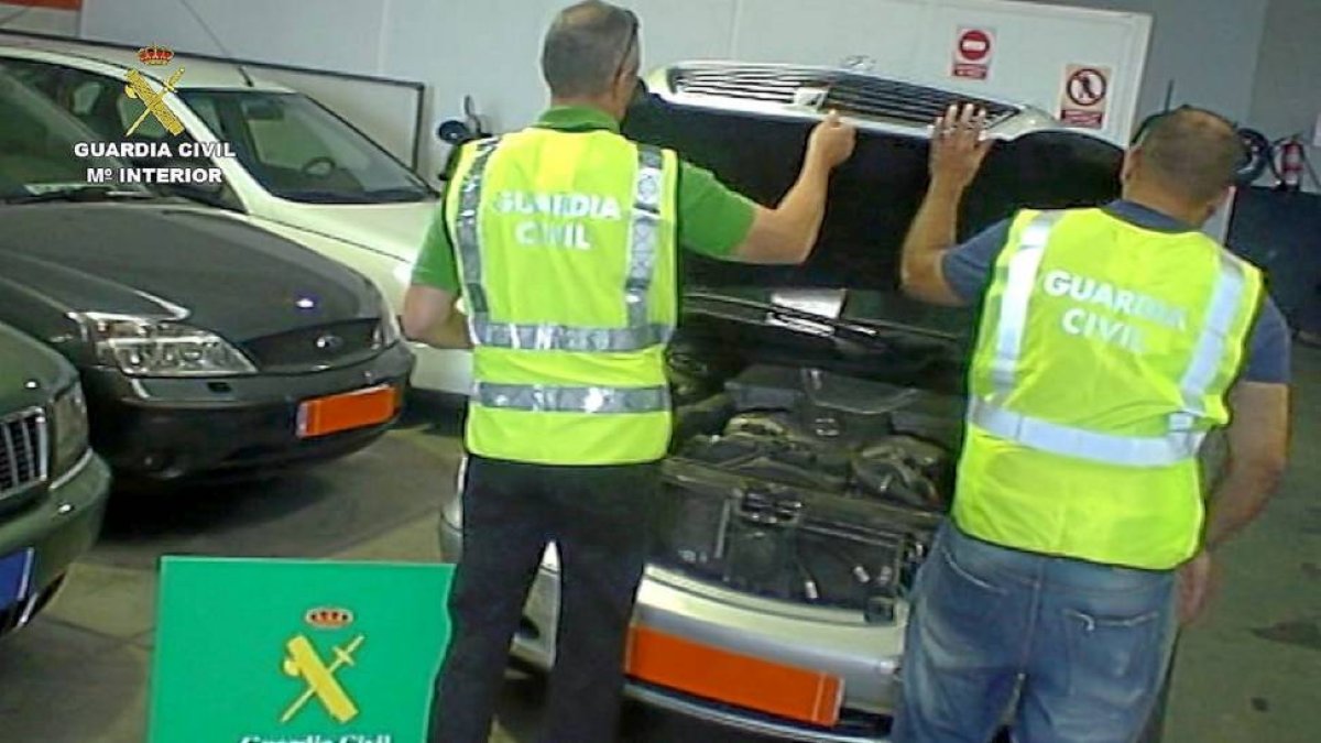 Guardias civiles investigan los coches de la Operación Ruedas-El Mundo