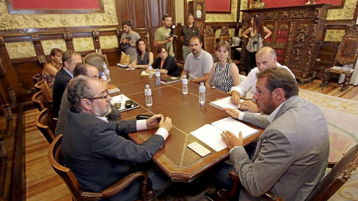 Vox, en un foro abierto para militantes del PP.-Javier Barbancho