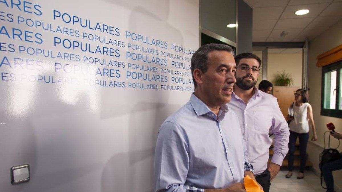 En la foto, el presidente del PP, Antolín Sanz, junto al presidente de la Diputación, Jesús Manuel Sánchez Cabrera, momentos antes de la reunión.-ICAL