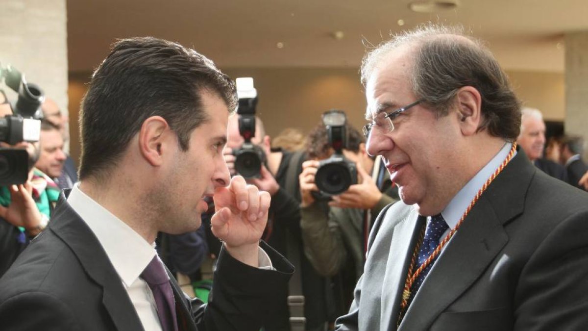 El presidente de la Junta de Castilla y León, Juan Vicente Herrera, conversa con el secretario regional del PSOE, Luis Tudanca en el acto del 32 aniversario del Estatuto de Autonomía de Castilla y León-Ical