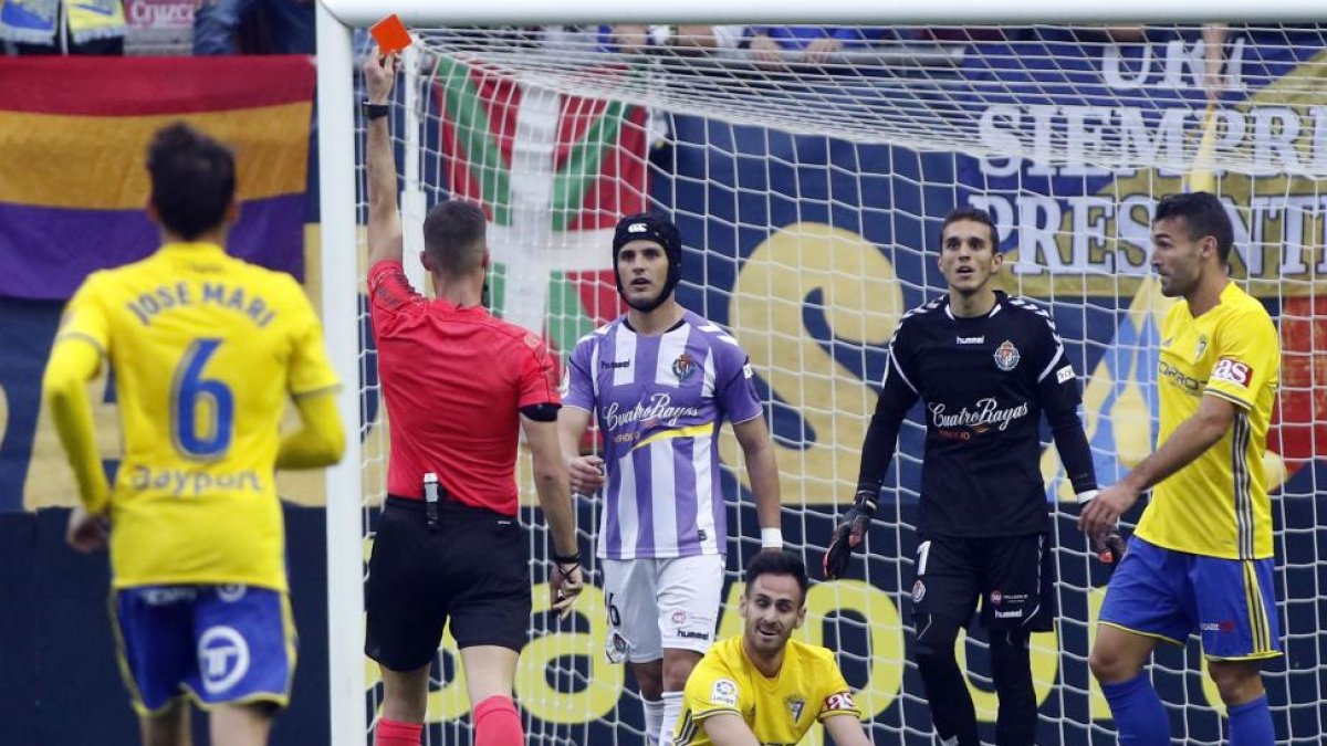 Luismi recibe la cartulina roja.-LOFT
