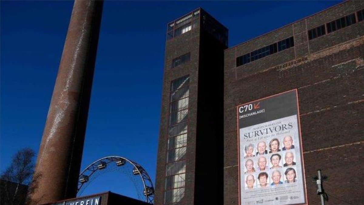 La exposición fotográfica sobre el campo de concentración en Auschwitz.-AFP